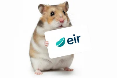 Hamster houdt een bord vast met het logo van "eir" erop.