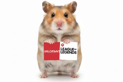 Een hamster houdt twee kaarten vast met de logo's van Valorant en League of Legends.
