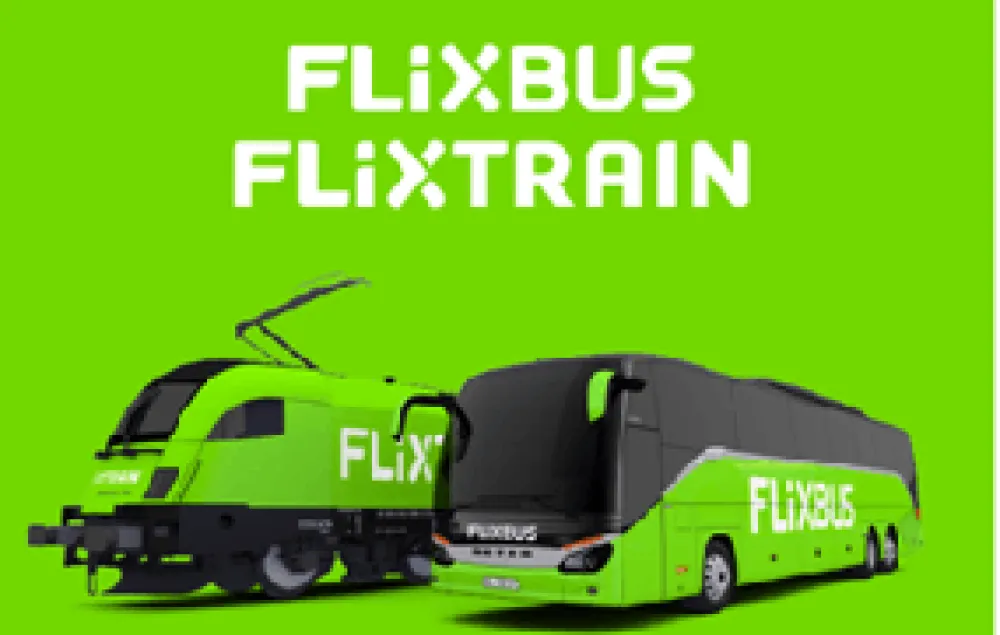 Groene achtergrond met een groene FlixBus en FlixTrain, beide met wit logo. Boven de voertuigen staat de tekst "FlixBus FlixTrain".