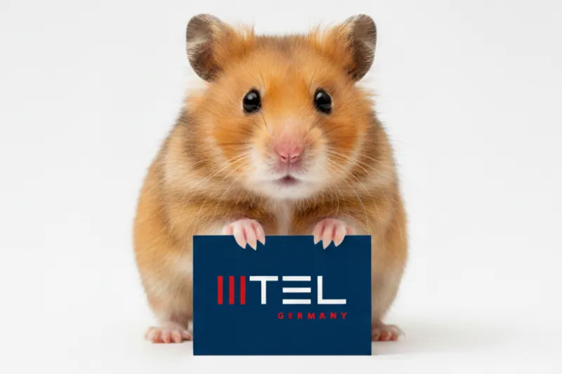Hamster met een kaartje waarop "TEL Germany" staat.