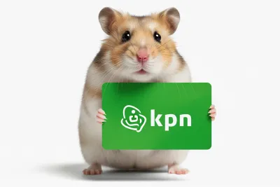 Hamster houdt een groen bord met het KPN-logo vast.