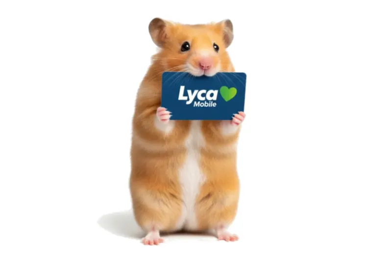 Een schattige hamster houdt een bord vast met het logo van Lyca Mobile en een groen hart erop.