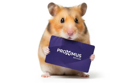 Hamster houdt een paarse Proximus Belgium-kaart vast.