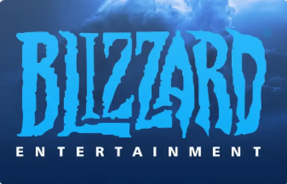 Blizzard Entertainment-logo met blauwe ijzige letters tegen een achtergrond van wolken.