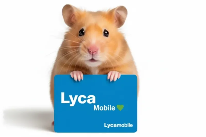 Een hamster houdt een blauwe kaart vast met het logo en de tekst van Lycamobile erop.