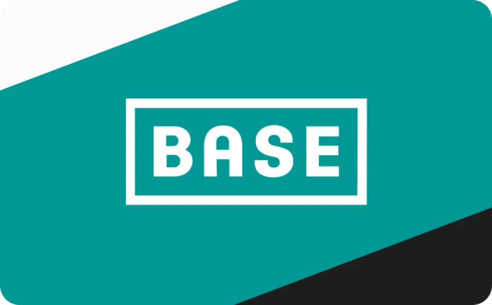 Logo van BASE met witte tekst in een rechthoek op een schuine turkoois en zwarte achtergrond.