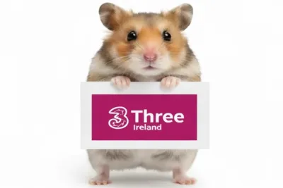 Een hamster houdt een bord vast met het logo van Three Ireland erop gedrukt.